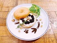 第1弾メニューの「テイルモンのホーリーリングベーグルサンド」。