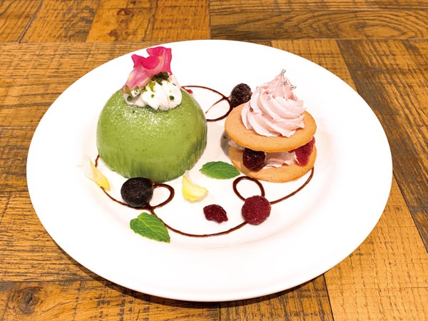 第1弾メニューの「パルモン＆ピヨモンのケーキプレート」。