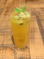 第1弾メニューの「タケルとパタモンのマンゴージュース」。