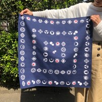 まめつぶ屋の「家紋柄風呂敷」。