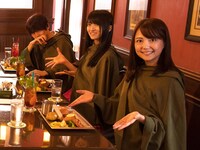 「フィネガンズ・バー＆グリル」を訪れたキャストたち。