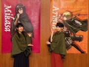 ポスターにサインするキャストたち。