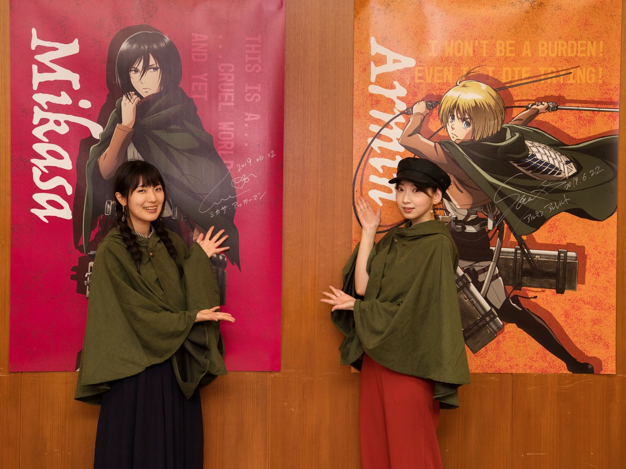 ポスターにサインするキャストたち。