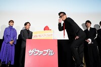 特大ケーキの前でジャッカル富岡の持ちネタを披露する宮川大輔。