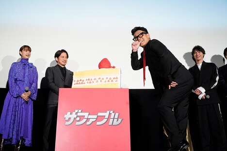 特大ケーキの前でジャッカル富岡の持ちネタを披露する宮川大輔。