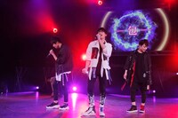 「スーパー・ダーリン」を歌唱するWITH。