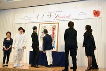 坂本眞一のイラストに夢中になる宮本亜門とMIYAVI。