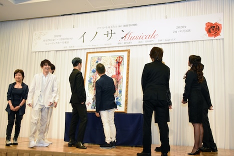 坂本眞一のイラストに夢中になる宮本亜門とMIYAVI。