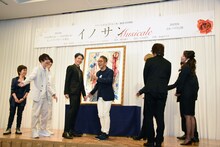 フォトセッションがもう始まると梶裕貴に促された宮本亜門とMIYAVI。