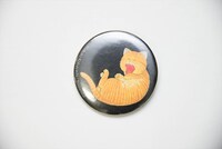 「マイケル ポロシャツ」に付属する缶バッジ。