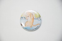 「マイケル ポケットTシャツ」に付属する缶バッジ。