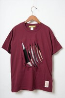 「マイケル スラッシュ Tシャツ（マルーン）」