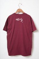 「マイケル スラッシュ Tシャツ（マルーン）」
