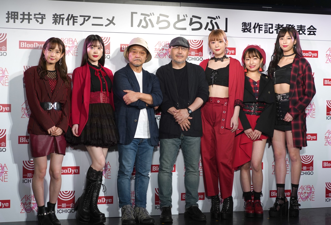 左から赤木彩香、礒部花凜、押井守総監督、西村純二監督、高槻かなこ、伊藤千咲美、古高彩乃。