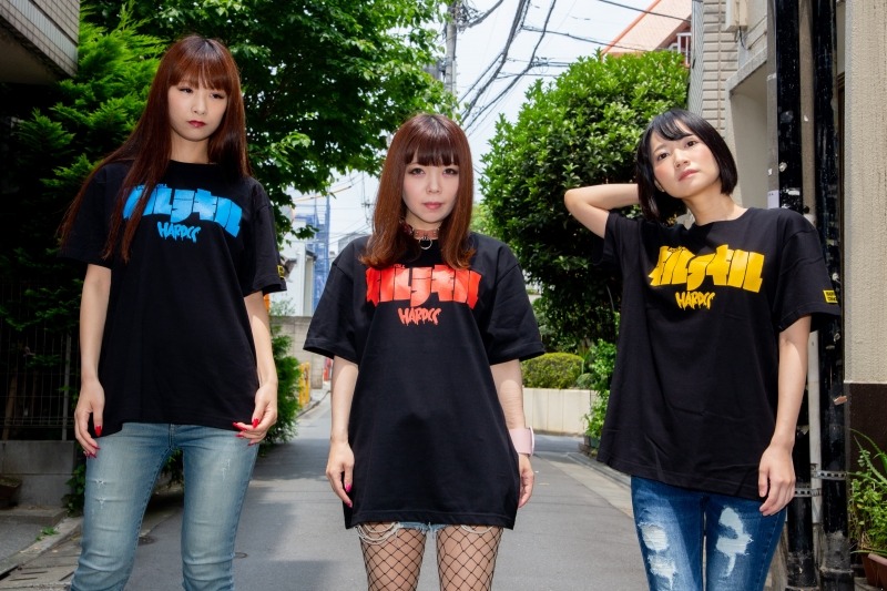 「キルラキル×ハードコアチョコレート」コラボTの着用例。