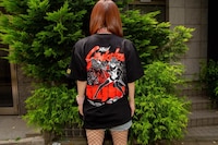 「纏流子（鮮血レッド）」の着用例。