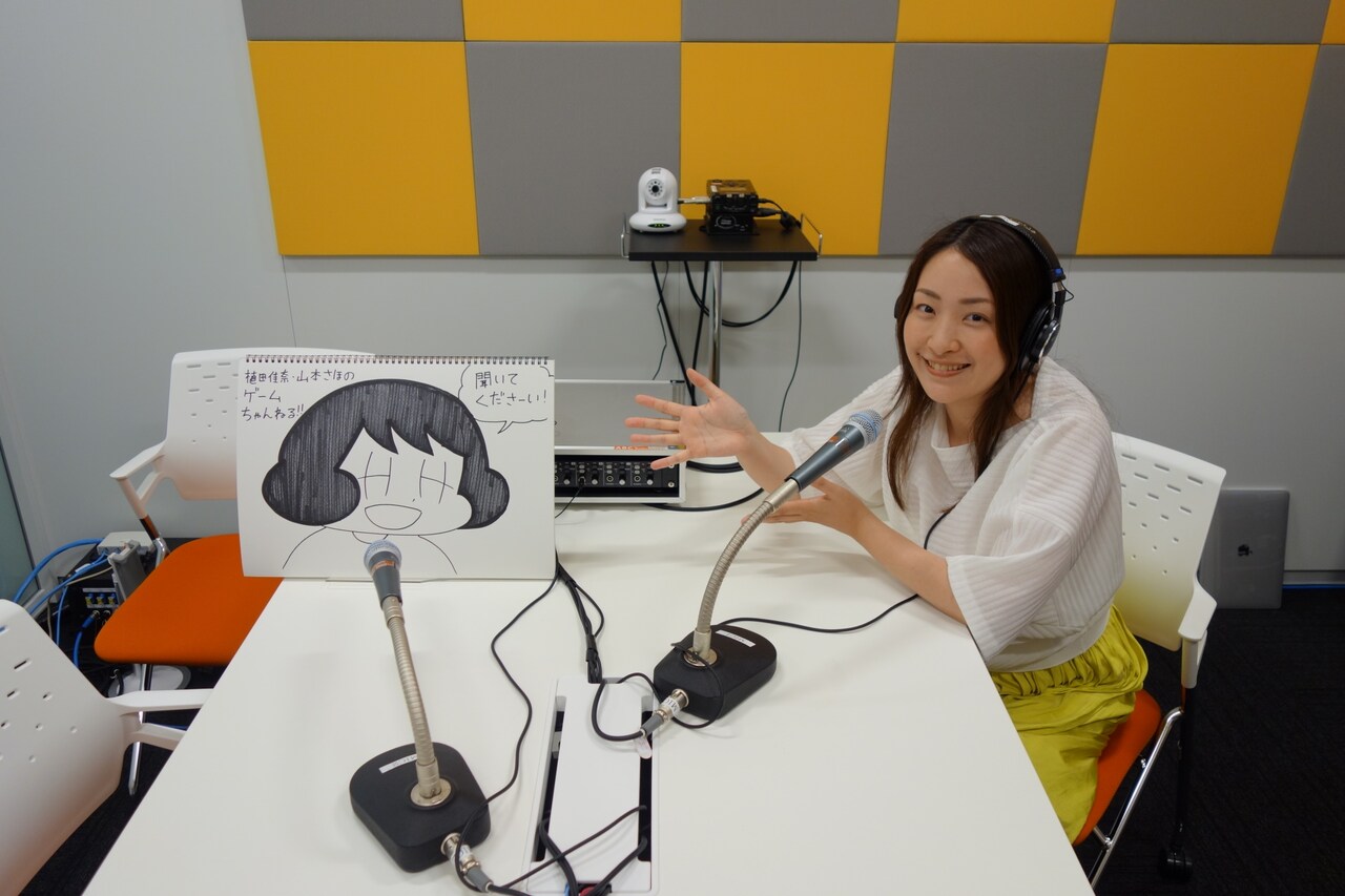 左から山本さほの自画像、植田佳奈。