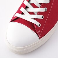 「BANANA FISH」をモチーフにしたハイカットスニーカー。