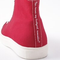 「BANANA FISH」をモチーフにしたハイカットスニーカー。