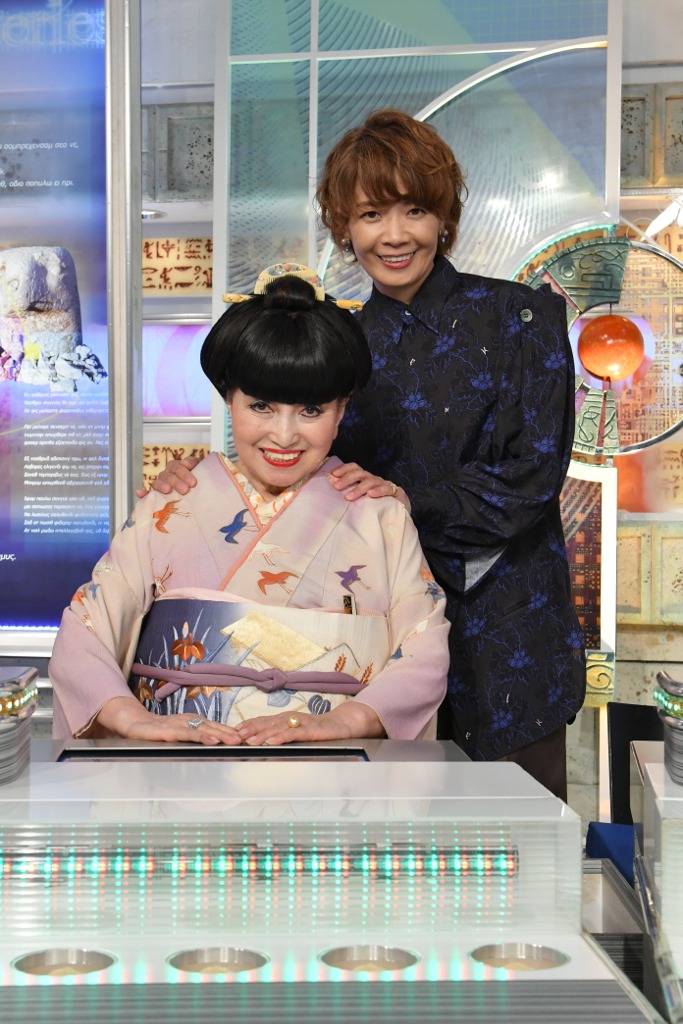 黒柳徹子（手前）とヤマザキマリ（奥）。
