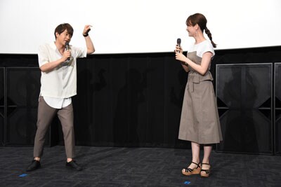 左から石川界人、瀬戸麻沙美。