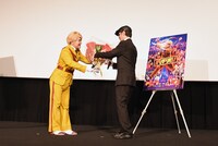 加藤諒から花束を受け取る魔夜峰央。