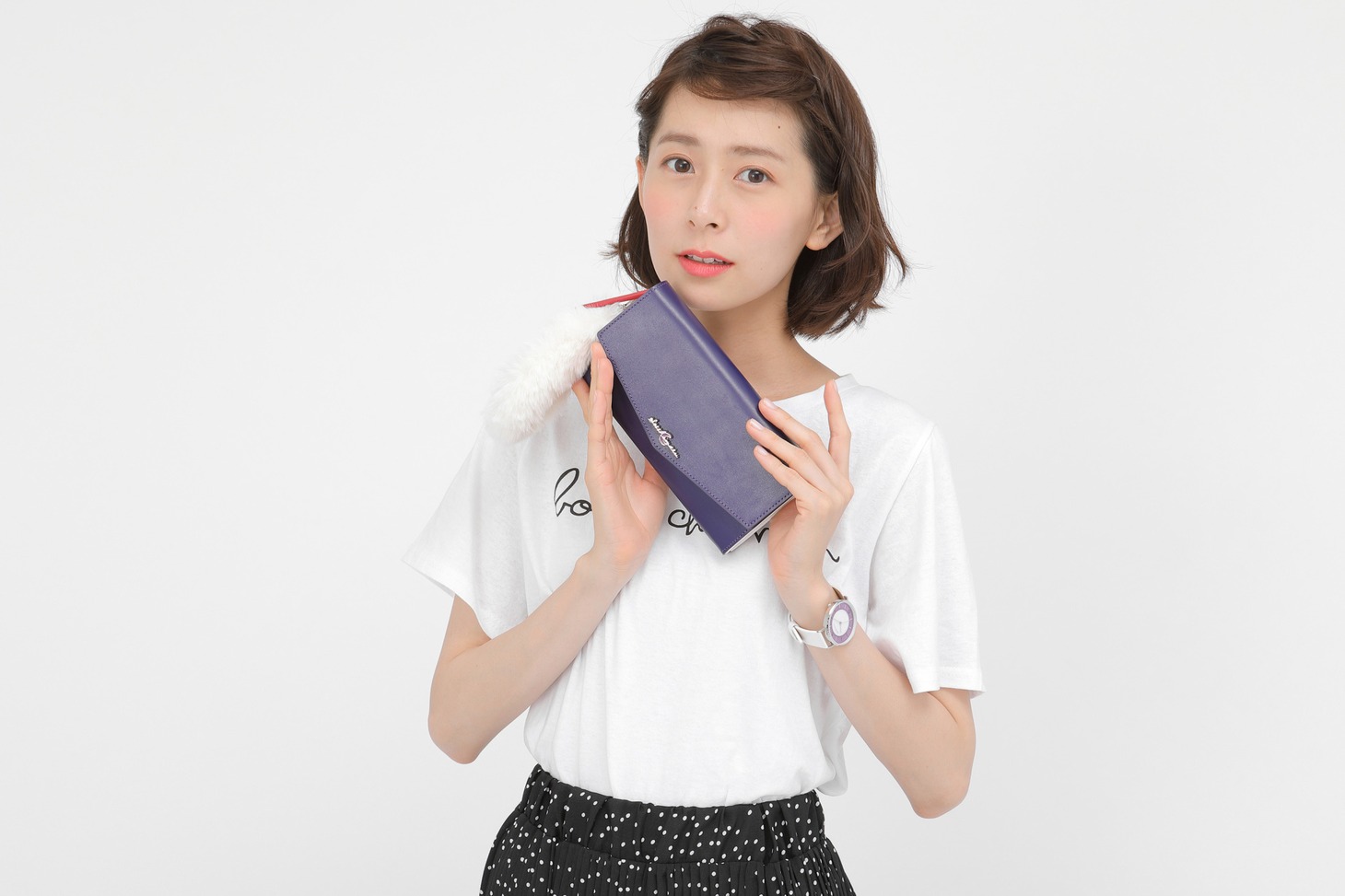 殺生丸モデルの長財布の使用イメージ。