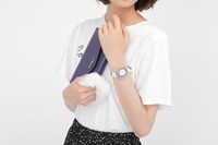 殺生丸モデルの長財布の使用イメージ。