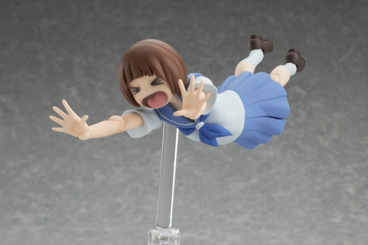 「figma 満艦飾マコ」。可動支柱付きのfigma専用台座を使って、勢いよく流子に飛びつくシーンも再現。