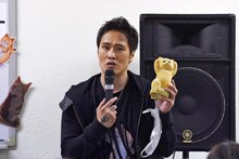 持参した「ホワッツマイケル」グッズを見せる栄喜。