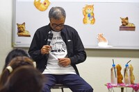 Tシャツに用いられたマイケルのイラストが、どのシーンかを思い出そうとする小林まこと。