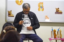 Tシャツに用いられたマイケルのイラストが、どのシーンかを思い出そうとする小林まこと。