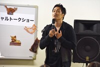 猫に引っかかれた傷を見せる栄喜。