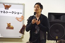 猫に引っかかれた傷を見せる栄喜。