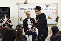 小林のCDを観客に見せながら、「ベースを構える位置が『TIME'S』の頃のKAZUMAみたい」と栄喜。