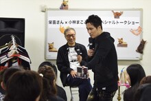 小林のCDを観客に見せながら、「ベースを構える位置が『TIME'S』の頃のKAZUMAみたい」と栄喜。