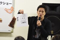 イベントの最後には、2人のサインが入った色紙がプレゼントされた。「俺も抽選に参加したい！」と栄喜。