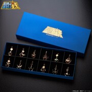 「聖闘士星矢」の黄金聖闘士をモチーフにしたアクセサリーチャーム。