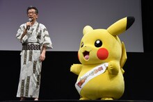 湯山邦彦監督とピカチュウ。