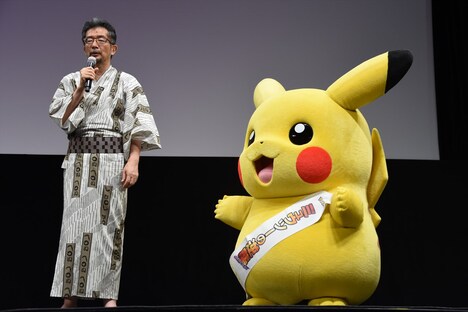 左から湯山邦彦、ピカチュウ。
