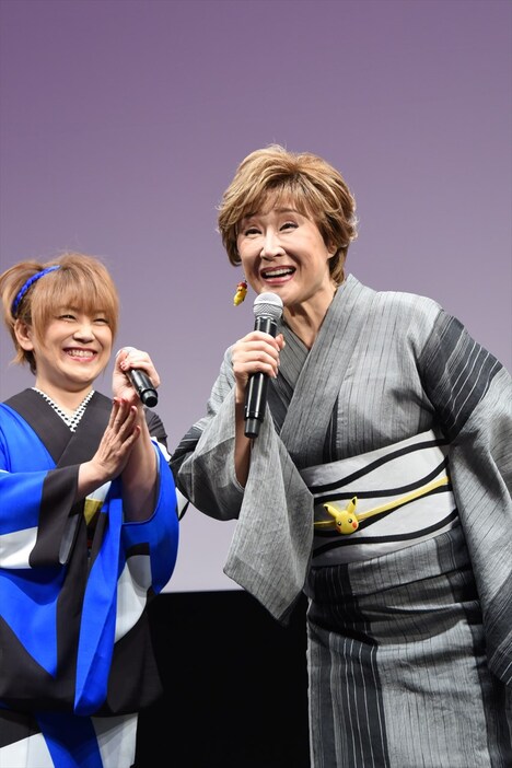 左から松本梨香、小林幸子。