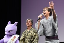 会場に向かって“おーはー！”をする山寺宏一（右）。