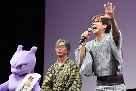 会場に向かって「おーはー！」と呼びかける山寺宏一（右）。