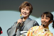 主題歌「風といっしょに」を披露する小林幸子。