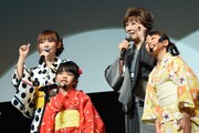 主題歌「風といっしょに」を披露する中川翔子と小林幸子。