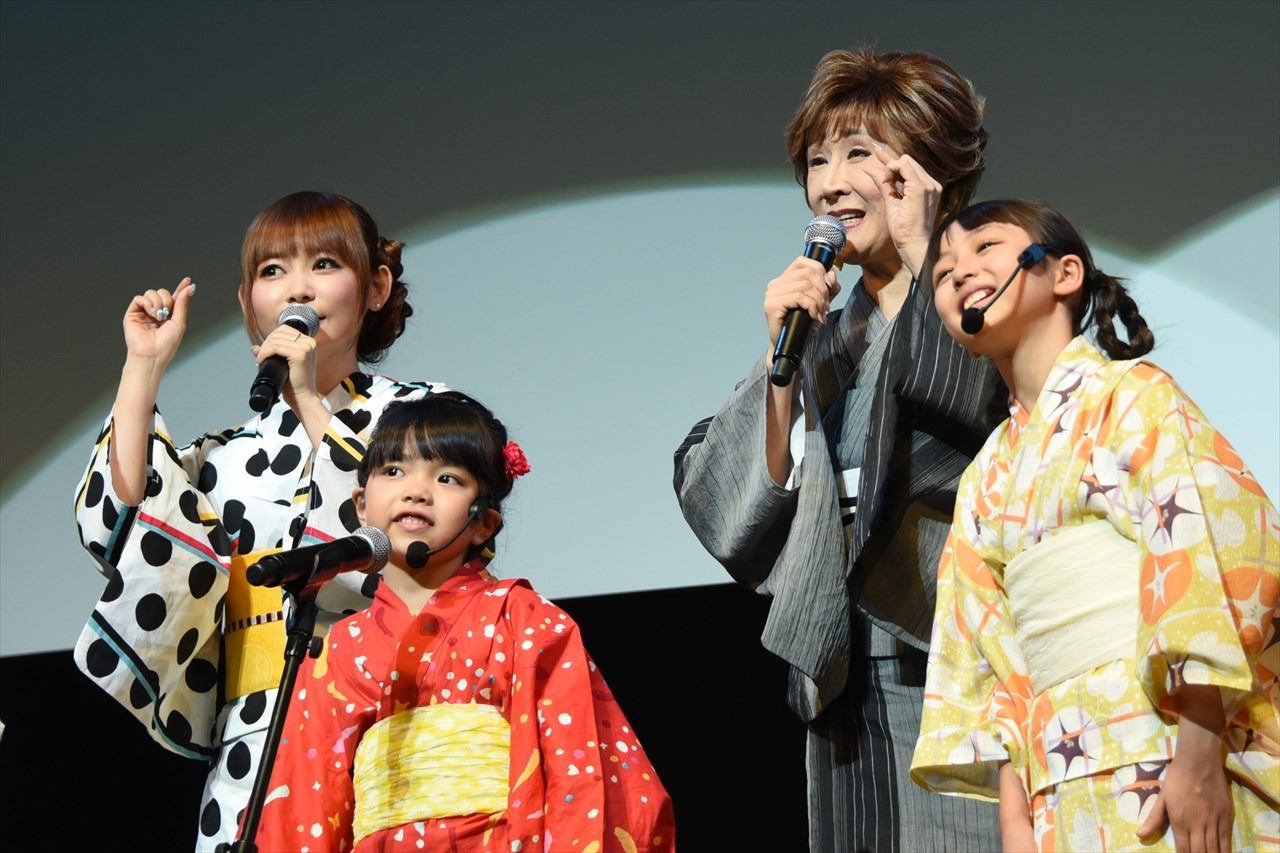 主題歌「風といっしょに」を披露する中川翔子と小林幸子。