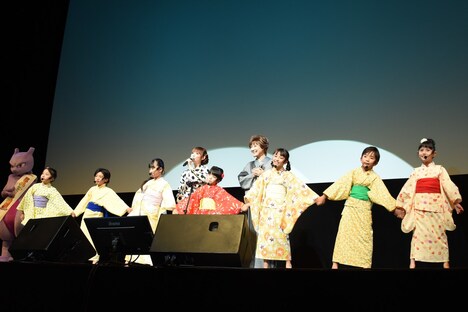 主題歌「風といっしょに」を披露する小林幸子と中川翔子、ポケモンキッズ2019。