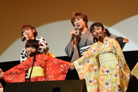主題歌「風といっしょに」を披露する中川翔子と小林幸子。