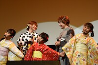 歌い終え、笑顔で向き合う中川翔子と小林幸子。