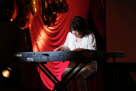 生演奏する小坂明子。（撮影：佐藤里奈）